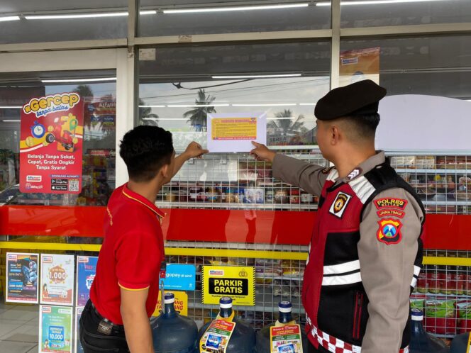 
					Polres Blitar Pasang Himbauan Serta Bagikan Nomor Call Center Pengaduan