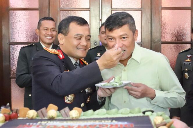 
					Surprise untuk HUT TNI Ke-78, Kapolda Jateng Kunjungi rumah dinas Pangdam IV/Diponegoro