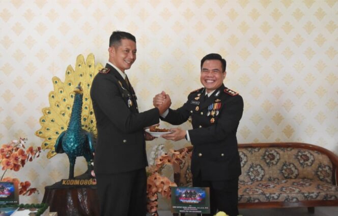 
					Kapolres Trenggalek Beri Kejutan ke Makodim 0806 di HUT Ke-78 TNI