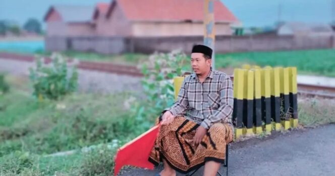 
					Peduli Keselamatan Warga, Relawan Desa Ikut Jaga Perlintasan Kereta Api Tanpa Palang Pintu