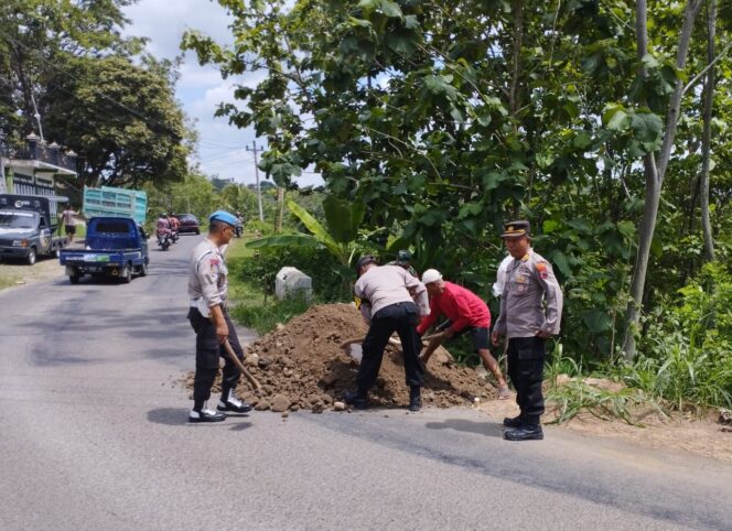 
					Polsek Girimarto bersama TNI dan Warga Perbaiki Jalan Rusak Akibat Terkikis Air Hujan