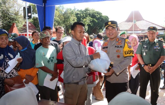 
					Kapolres Trenggalek bersama Forkopimda Tinjau Operasi Pasar Murah, Tekan Inflasi dan Jaga Stabilitas Harga