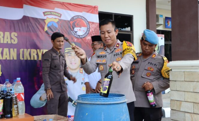 
					Polres Wonogiri Musnahkan Ratusan Botol Miras Hasil Razia