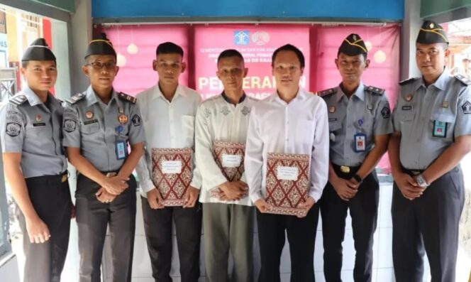 
					Tiga Warga Binaan Pemasyarakatan Rutan Kelas IIB Kraksan Terima Remisi Khusus di Hari Natal 2023