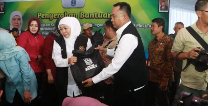 
					Gubernur Jatim Serahkan Bansos di Desa Kalibuntu