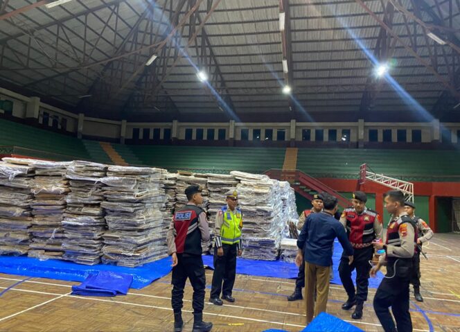 
					Polres Wonogiri Kawal Distribusi Logistik Kotak Suara Pemilu 2024
