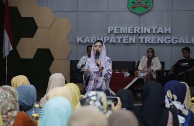 
					Ketua Dekranasda Trenggalek Beri Skill Up Ratusan UMKM