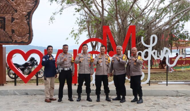 
					Pantau Situasi Nataru, Pamatwil Polda Jateng Kunjungi Pospam Ops Lilin Candi 2023 Polres Wonogiri