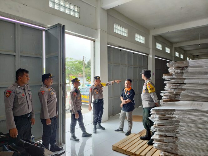 
					Polisi Amankan Proses Sortir dan Pelipatan Surat Suara KPU Trenggalek