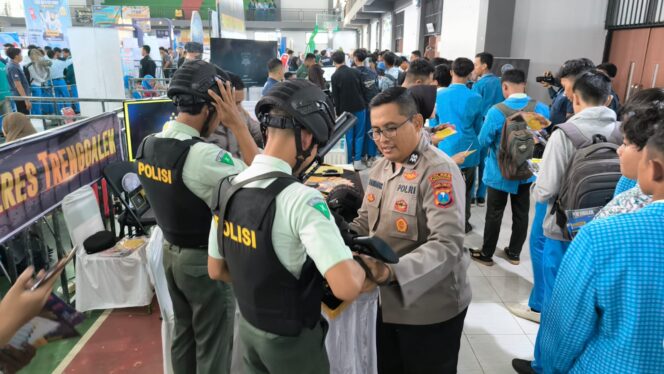 
					Pelajar di Trenggalek Serbu Stan Polres, Jajal Helm Taktis Hingga Rompi Anti Peluru