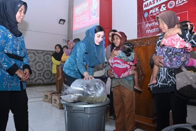 
					Ketua TP PKK Trenggalek Serahkan Benih Lele Kepada Masyarakat, Langkah Nyata Atasi Masalah Stunting
