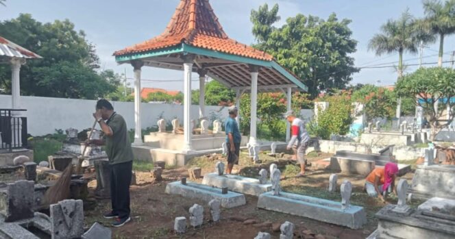 
					Kerja Bakti di Komplek Makam Kiai Ronggo, awali rangkaian HUT Ke-14 Kota Kraksan