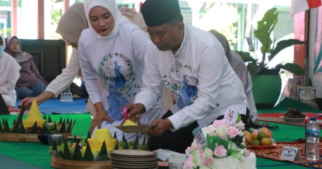 
					Potong Tumpeng Warnai Tasyakuran HUT Ke-14 Kota Kraksaan