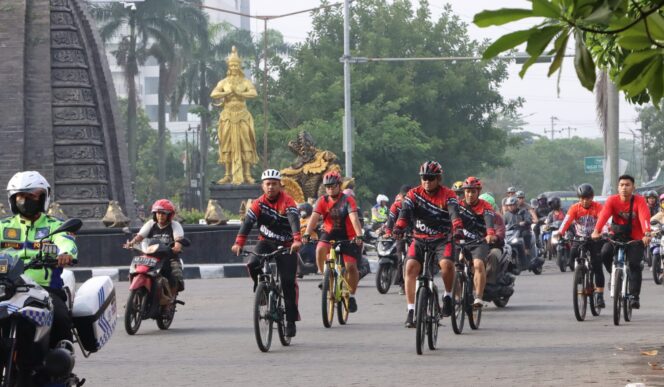 
					Jaga Stamina Tubuh, Kapolres Wonogiri Ajak PJU dan Anggota Gowes Bareng