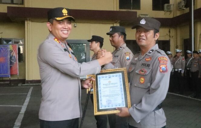 
					Empat Anggota Berprestasi Terima Penghargaan Dari Kapolres Probolinggo