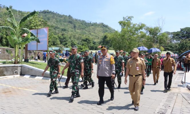 
					Sinergitas TNI-Polri, Pangdam IV Diponegoro Pimpin Karya Bakti di Wonogiri