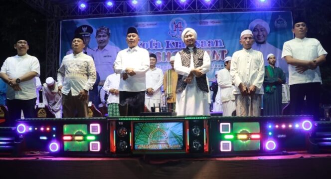 
					Ribuan Jamaah Bersholawat Semarakkan HUT Kota Krasaan Ke-14