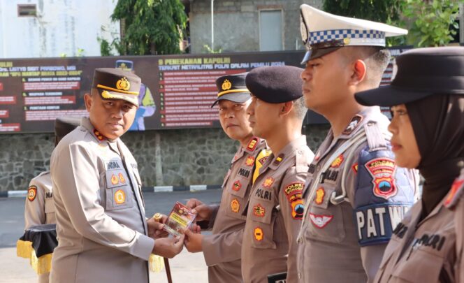 
					Polisi Wonogiri Dibekali Buku Saku Pedoman Pemilu 2024 untuk Jaga Netralitas
