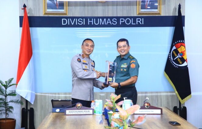 
					Kadiv Humas Polri Terima Kunjungan Kapuspen TNI, Sinergitas Kunci Lewati Tantangan