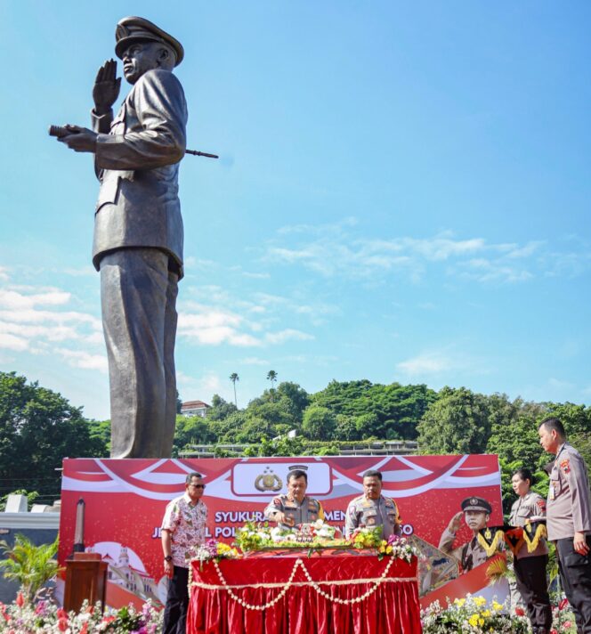 
					Mapolda Jateng Resmi Memiliki Monumen Patung Jenderal Hoegeng, Sosok Polisi Jujur!