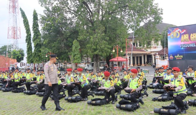 
					Jelang Pencoblosan Pemilu 2024, Kapolres Wonogiri Cek Perlengkapan Personil Pengamanan TPS