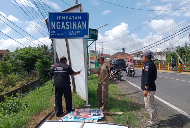 
					Jelang Pemungutan Suara, Bawaslu Trenggalek Turun Serentak Bersihkan APK