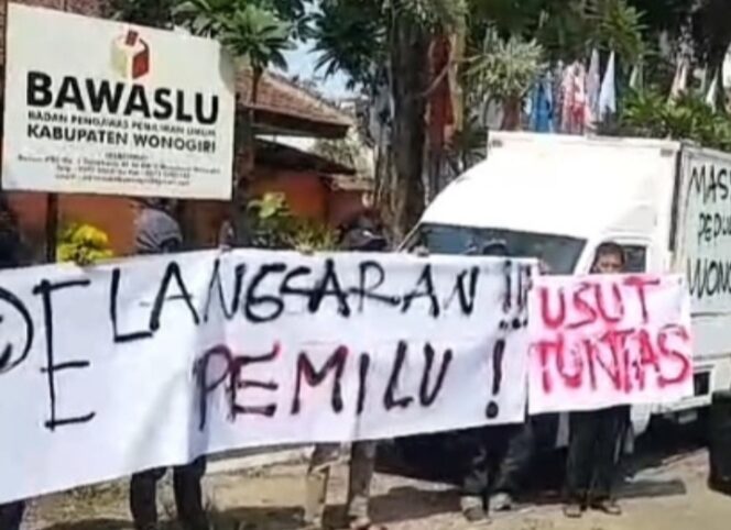 
					Massa Geruduk Kantor Bawaslu Wonogiri, Pertanyakan Aliran Dana Eks Ketua PPK