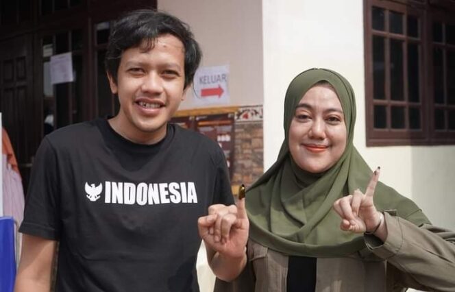 
					Mas Syah dan Istri Salurkan Hak Suara Pemilu 2024 di TPS 14 Kedunglurah