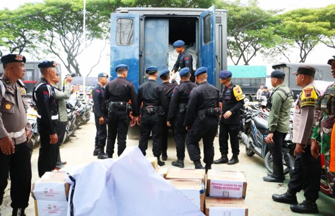 
					Sat Brimobda Jateng Bagikan Ribuan Paket Bansos Bagi Warga Terdampak Banjir Demak dan Kudus
