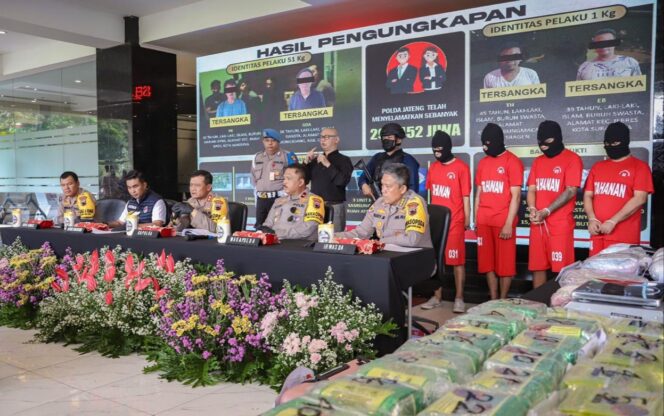 
					Bongkar Peredaran Narkoba Lintas Jawa-Sumatera, Polda Jateng Tangkap Empat Tersangka Berikut 52 Kg Sabu dan 35 Ribu Butir Ekstasi