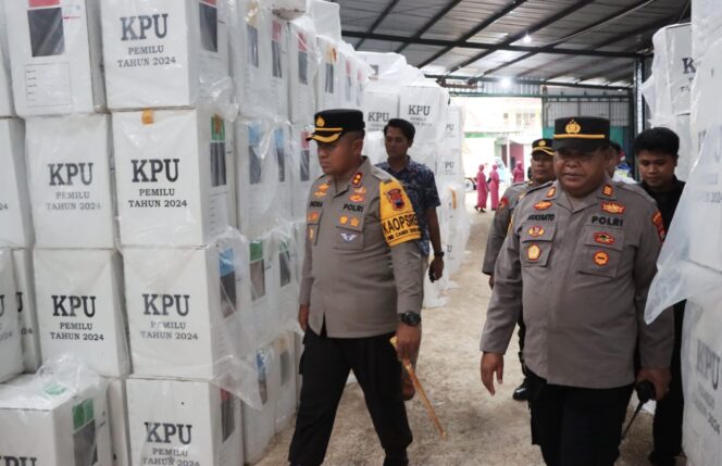 
					Rekapitulasi Suara Tingkat Kabupaten Berjalan, Kapolres Wonogiri Cek Gudang Logistik KPU
