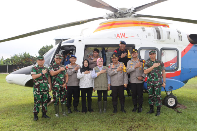 
					Kapolda Jateng dan Pangdam Kunjungi Lokasi Pengungsian Korban Banjir Grobogan