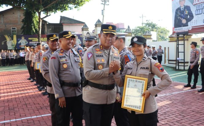 
					Kapolres Wonogiri Beri Penghargaan Kepada Personil Berprestasi
