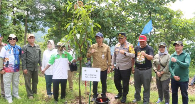 
					Kapolres Wonogiri Hadiri Gerakan Penanaman Pohon Serentak