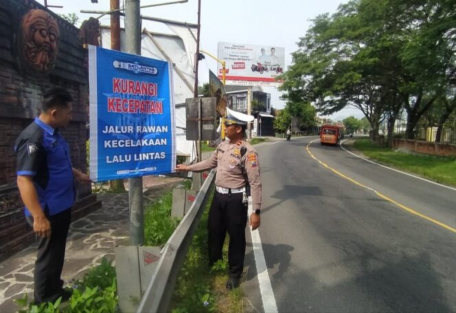 
					Minimalisir Kecelakaan Lalin, Polres Trenggalek Pasang Tanda Peringatan di Sepanjang Jalan Nasional
