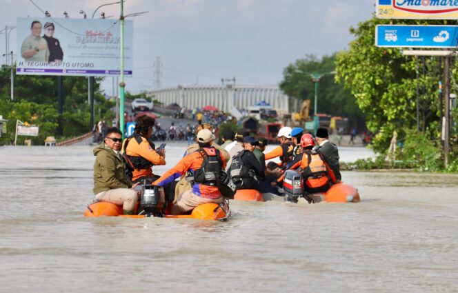 
					Kapolda Jateng bersama Kepala BNPB Cek Kondisi Banjir di Demak