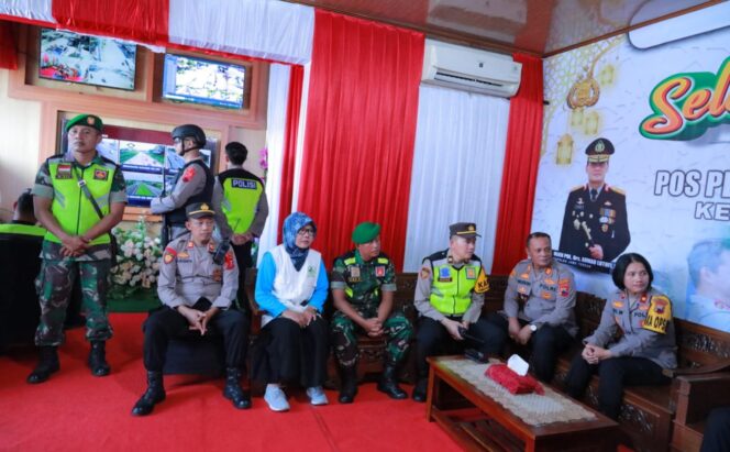 
					Pos Terpadu, Wujud Sinergitas TNI-Polri Layani Masyarakat Selama Arus Mudik 2024