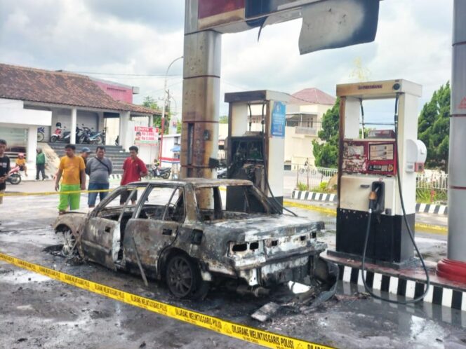 
					Polres Wonogiri Olah TKP Kebakaran Mobil di SPBU Ngadirojo
