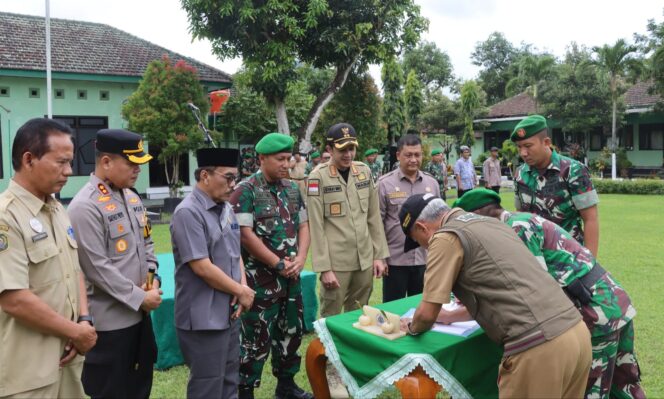 
					Kapolres Trenggalek Hadiri Penyerahan Bantuan Alsintan di Makodim 0806