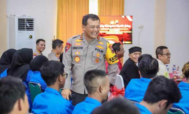 
					Dialog Kebangsaan di Kampus Undaris Ungaran, Kapolda Jateng Sampaikan Pesan Penting Ini