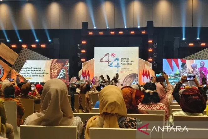 
					Ibu Iriana Jokowi Buka Acara HUT Ke-44 Dekranas di Solo