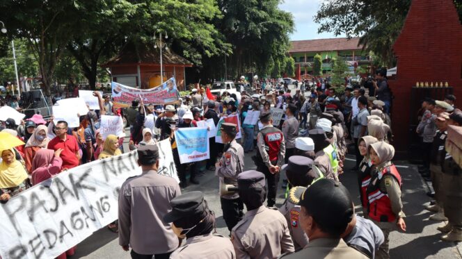 
					Polisi Apresiasi Aksi Demo Paguyuban Pedagang di Trenggalek Berlangsung Damai