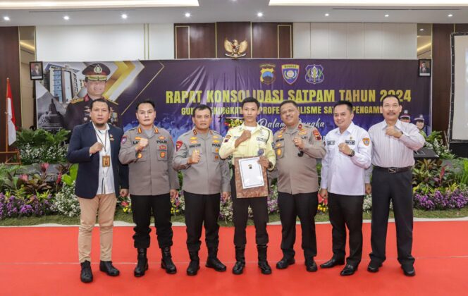 
					Bikin Bangga! Satpam Ini Kembalikan Emas 500 Gram Milik Penumpang di Stasiun Tawang Semarang, Kapolda Jateng Beri Penghargaan