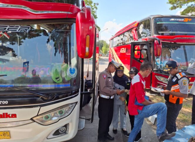 
					Aparat Gabungan Gelar Ramp Check Bus di Terminal Giri Adipura Wonogiri, Ada Yang Tak Laik