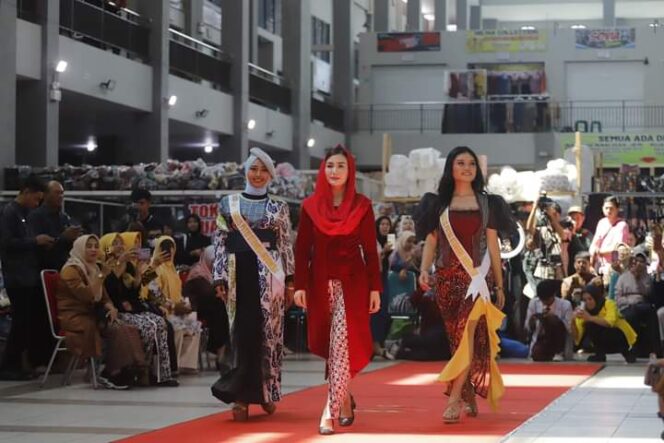 
					Pasar Pon Trenggalek Jadi Panggung Catwalk Putri Otonomi Indonesia
