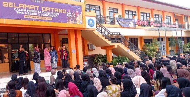 
					Meriah! Upacara Hari Lahir Pancasila di SMK Negeri 2 Ponorogo Dihiasi Beragam Doorprize Menarik