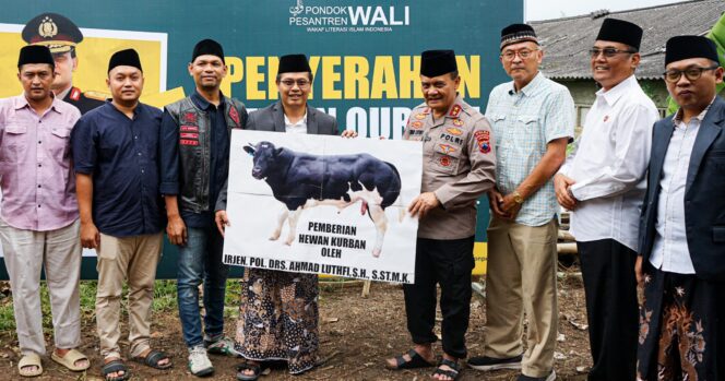 
					Irjen Pol Ahmad Luthfi Serahkan Sapi Qurban Ke Ponpes WALI Kabupaten Semarang