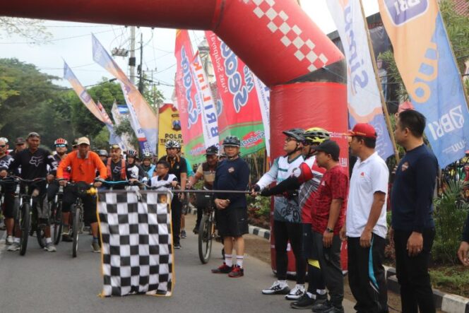 
					Sambut HUT Bhayangkara Ke-78, Ribuan Masyarakat Trenggalek Antusias Ikuti Fun Bike dan Jalan Santai