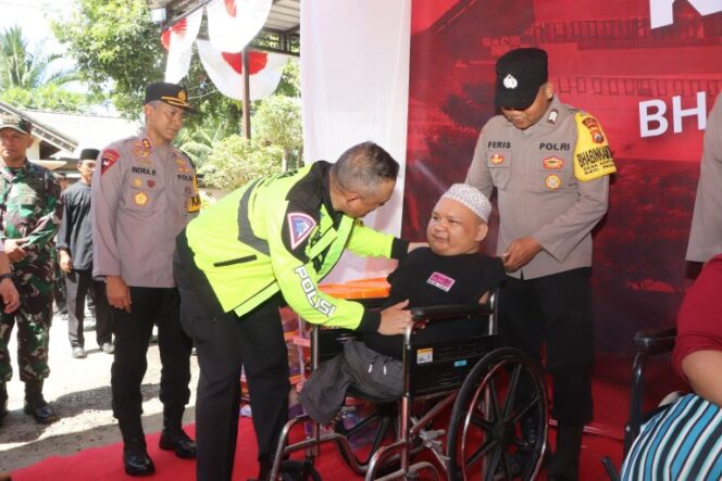 
					Kapolda Jatim Patroli Jarak Jauh Gunakan Motor, Mampir Ke Polsek Panggul Serahkan Bansos Untuk Warga