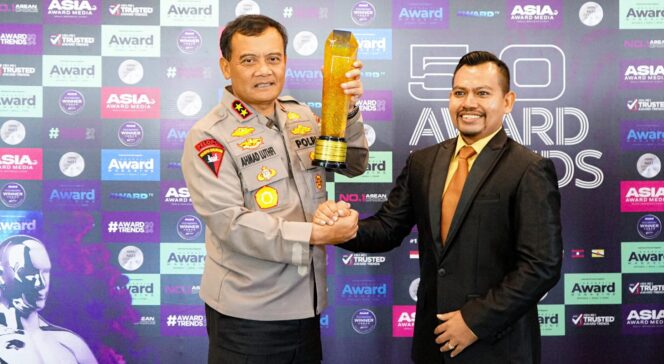 
					Irjen Pol Ahmad Luthfi Terima Penghargaan Indonesia Most Inspiring And Valuable Figure 2024